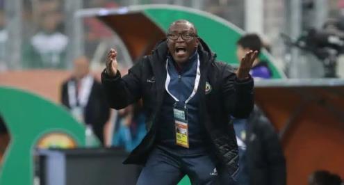 "ما حدث ليس عدلًا".. مدرب موزمبيق يشكو من إيقاف لاعبه أمام مصر